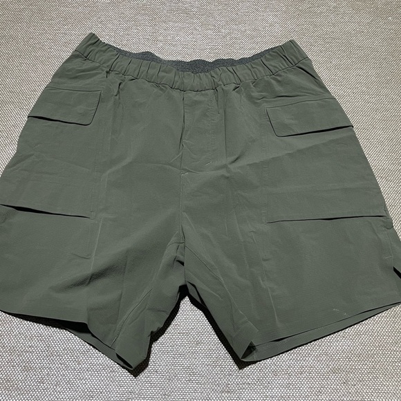 Luluemon men’s size S cargo shorts - Picture 1 of 3